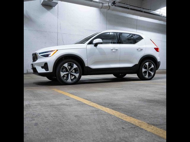 2025 Volvo XC40 Core Bright Theme
