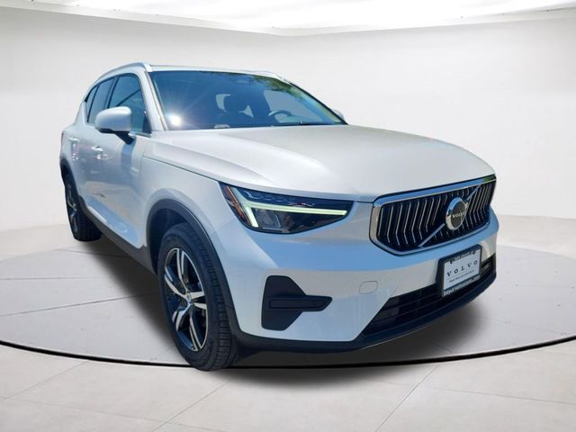 2025 Volvo XC40 Core Bright Theme