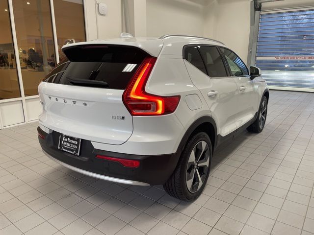 2025 Volvo XC40 Core Bright Theme