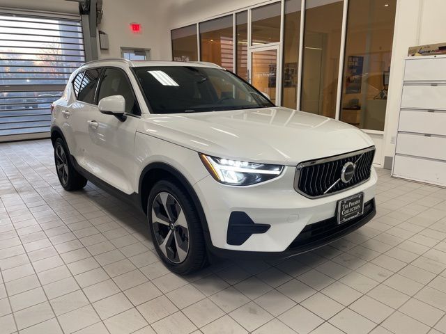 2025 Volvo XC40 Core Bright Theme