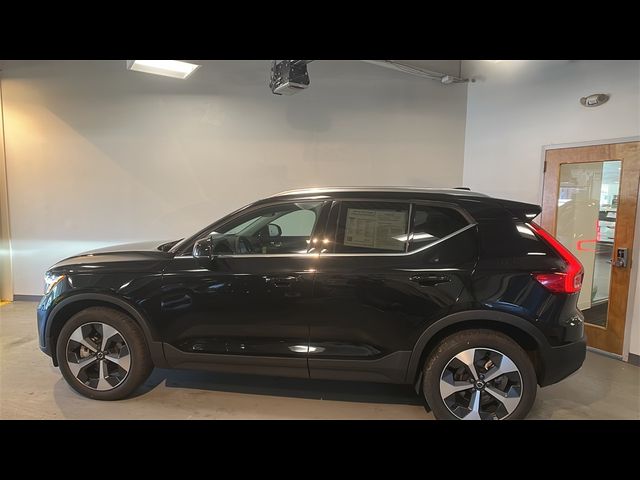 2025 Volvo XC40 Core Bright Theme