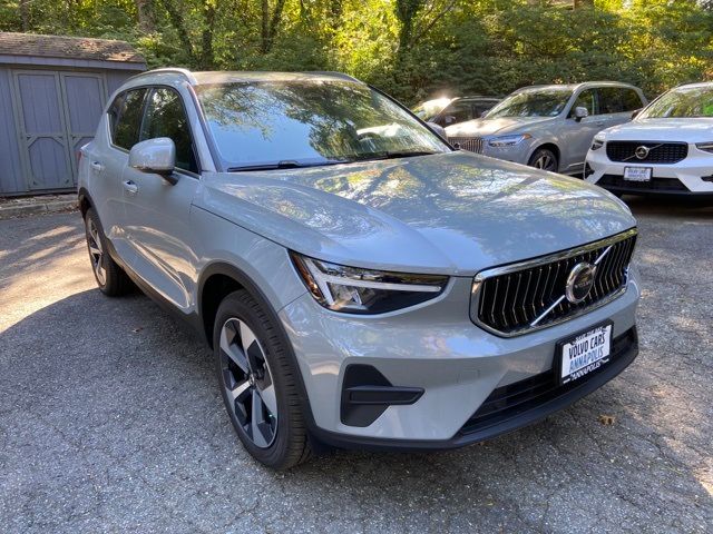 2025 Volvo XC40 Core Bright Theme