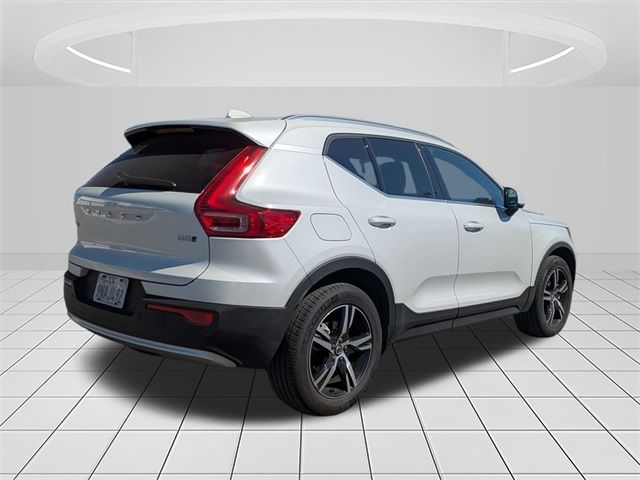 2025 Volvo XC40 Core Bright Theme