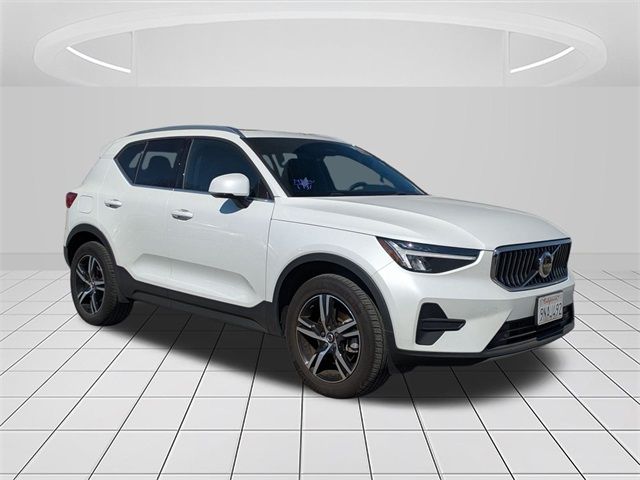 2025 Volvo XC40 Core Bright Theme