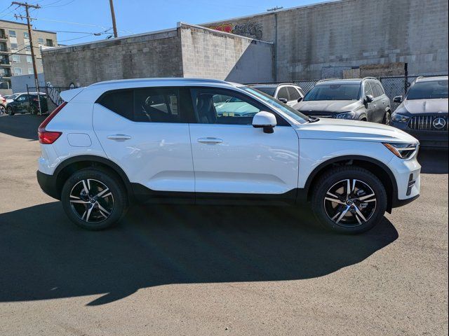 2025 Volvo XC40 Core Bright Theme