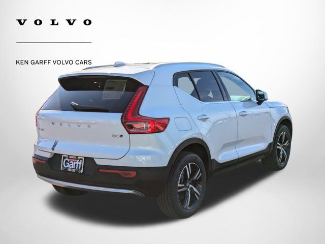 2025 Volvo XC40 Core Bright Theme