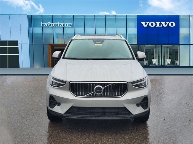 2025 Volvo XC40 Core Bright Theme