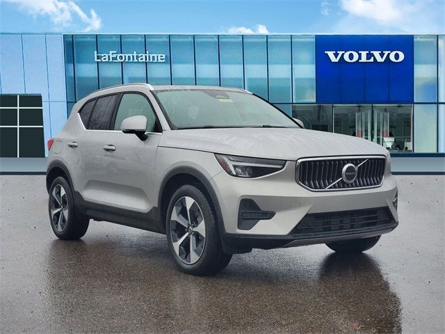 2025 Volvo XC40 Core Bright Theme