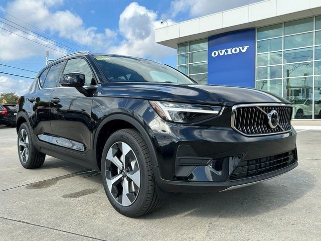 2025 Volvo XC40 Core Bright Theme