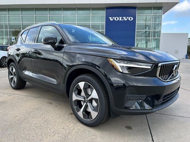 2025 Volvo XC40 Core Bright Theme