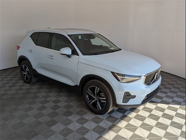 2025 Volvo XC40 Core Bright Theme