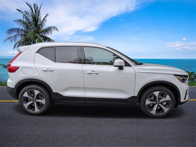 2025 Volvo XC40 Core Bright Theme