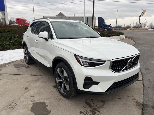 2025 Volvo XC40 Core Bright Theme