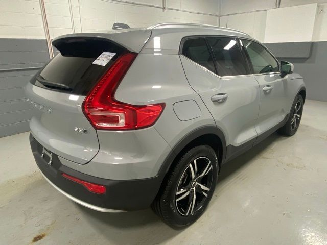 2025 Volvo XC40 Core Bright Theme
