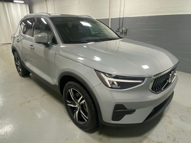 2025 Volvo XC40 Core Bright Theme