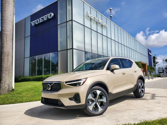 2025 Volvo XC40 Core Bright Theme