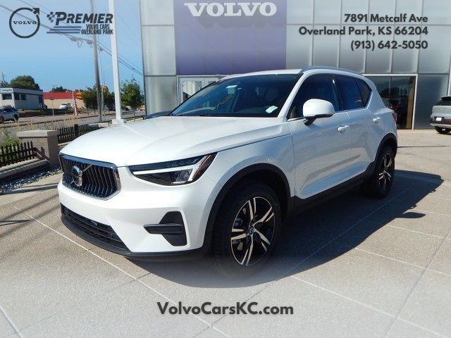 2025 Volvo XC40 Core Bright Theme