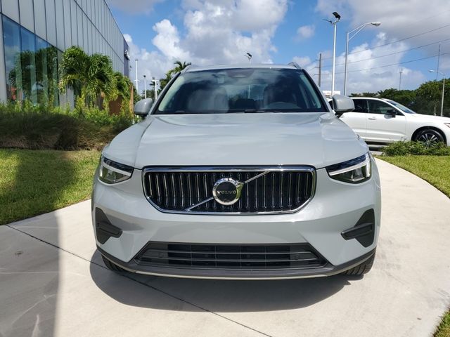 2025 Volvo XC40 Core Bright Theme