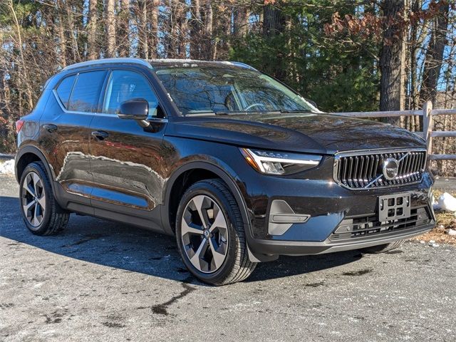 2025 Volvo XC40 Core Bright Theme