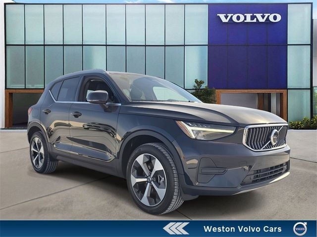 2025 Volvo XC40 Core Bright Theme