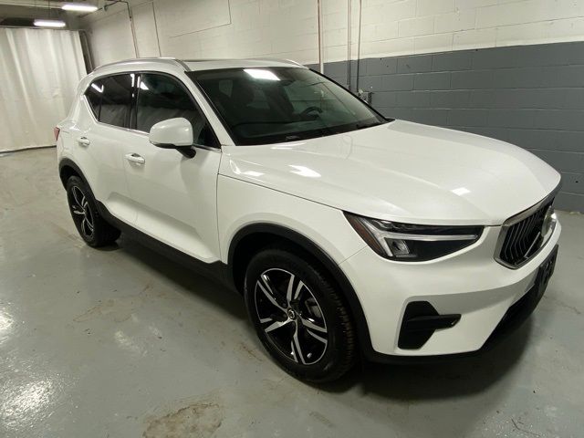 2025 Volvo XC40 Core Bright Theme