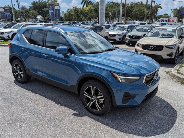 2025 Volvo XC40 Core Bright Theme