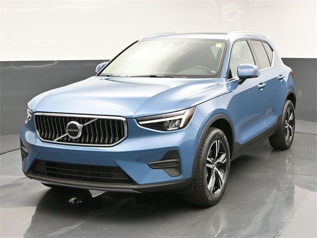 2025 Volvo XC40 Core Bright Theme