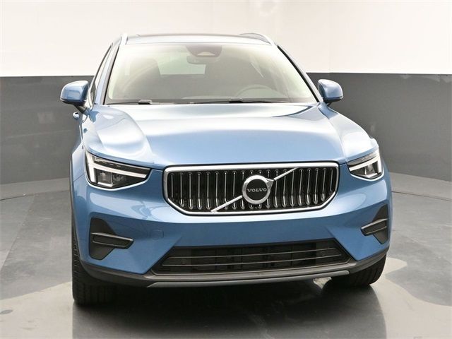 2025 Volvo XC40 Core Bright Theme