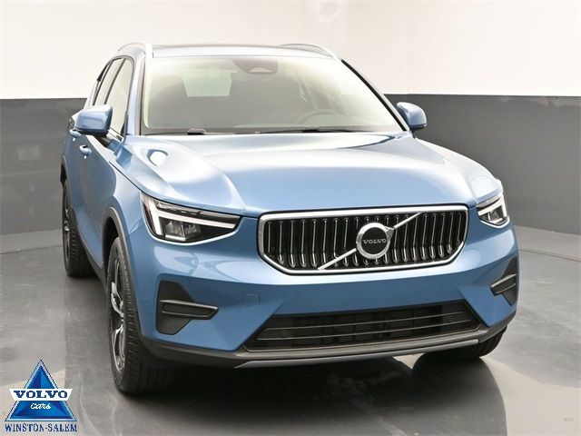 2025 Volvo XC40 Core Bright Theme