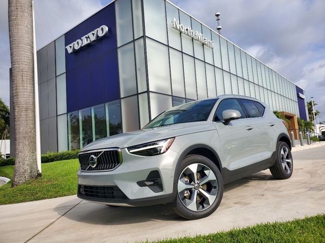 2025 Volvo XC40 Core Bright Theme