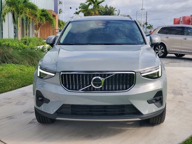 2025 Volvo XC40 Core Bright Theme