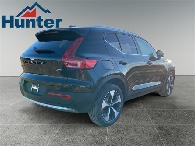 2025 Volvo XC40 Core Bright Theme