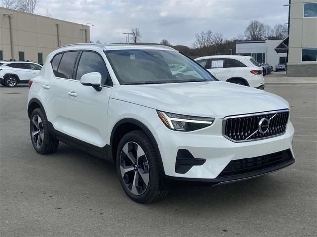 2025 Volvo XC40 Core Bright Theme