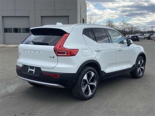 2025 Volvo XC40 Core Bright Theme