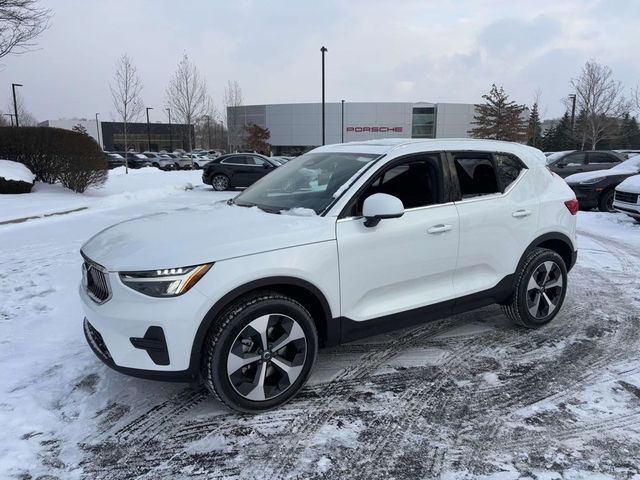 2025 Volvo XC40 Core Bright Theme