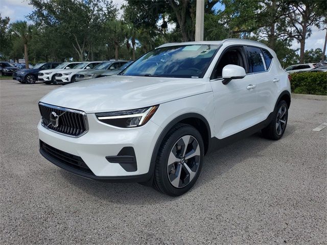 2025 Volvo XC40 Core Bright Theme