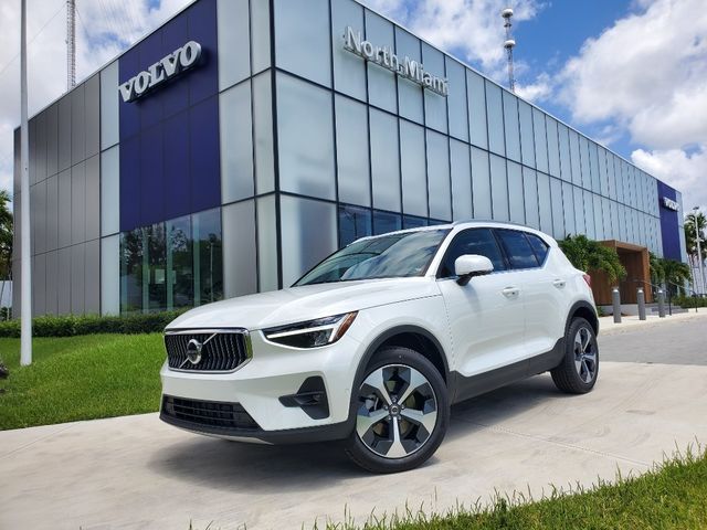 2025 Volvo XC40 Core Bright Theme