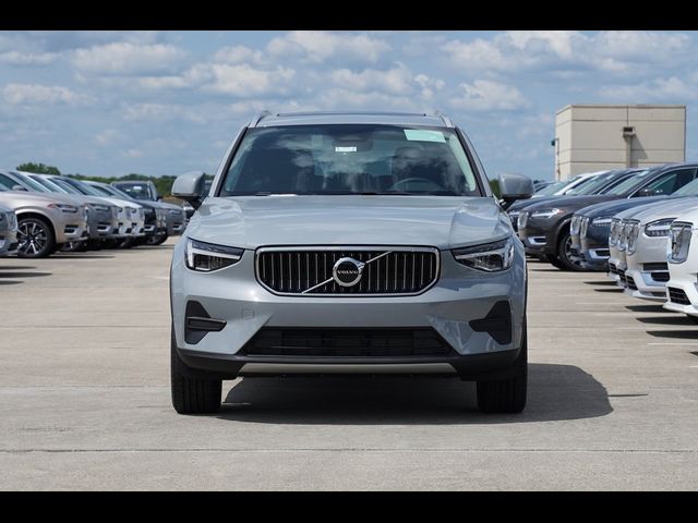 2025 Volvo XC40 Core Bright Theme