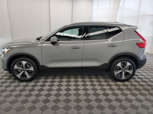 2025 Volvo XC40 Core Bright Theme