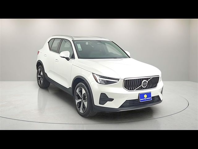 2025 Volvo XC40 Core Bright Theme