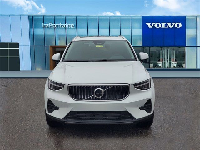 2025 Volvo XC40 Core Bright Theme