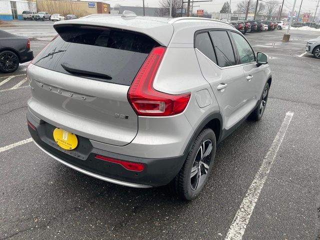 2025 Volvo XC40 Core Bright Theme