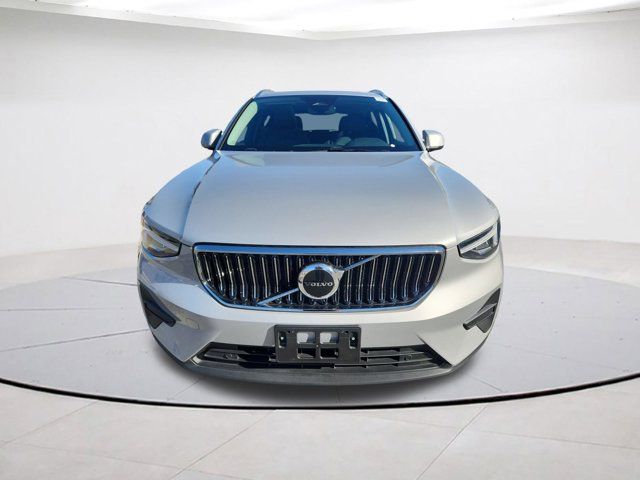 2025 Volvo XC40 Core Bright Theme