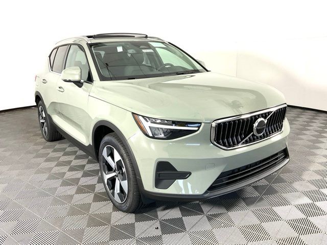 2025 Volvo XC40 Core Bright Theme