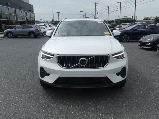 2025 Volvo XC40 Core Bright Theme