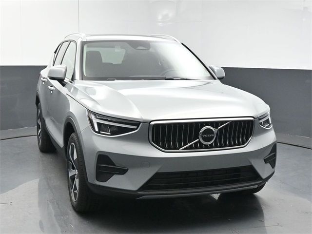 2025 Volvo XC40 Core Bright Theme