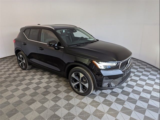 2025 Volvo XC40 Core Bright Theme