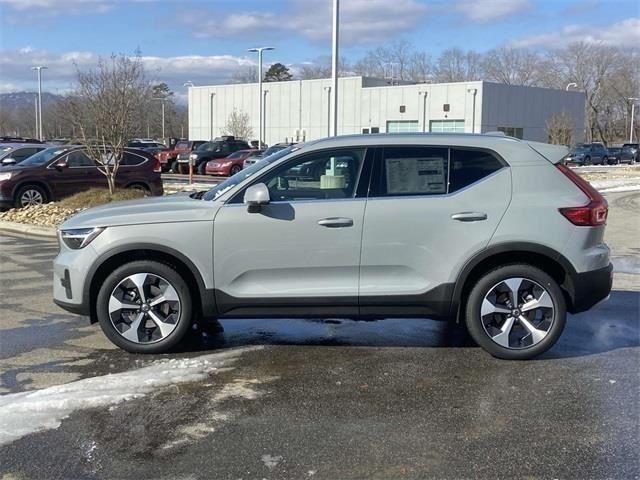 2025 Volvo XC40 Core Bright Theme