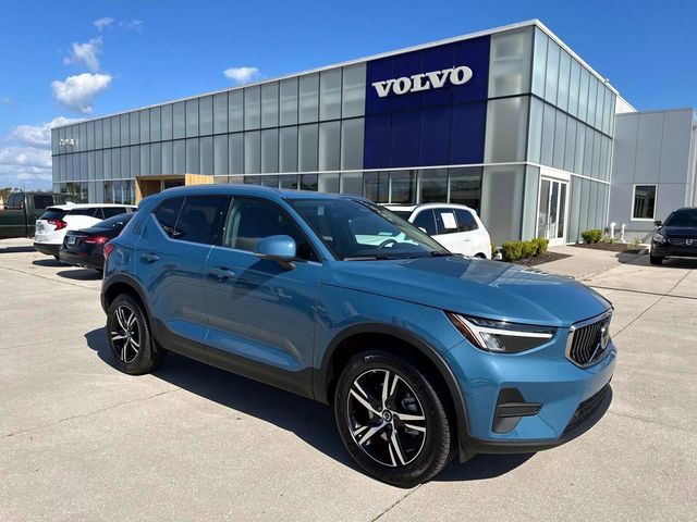 2025 Volvo XC40 Core Bright Theme