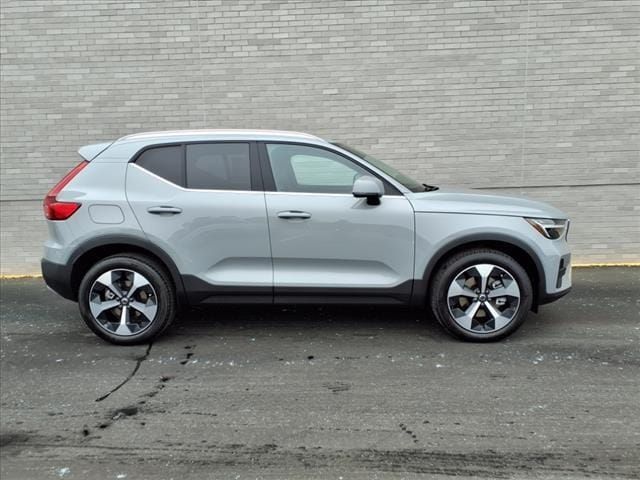 2025 Volvo XC40 Core Bright Theme